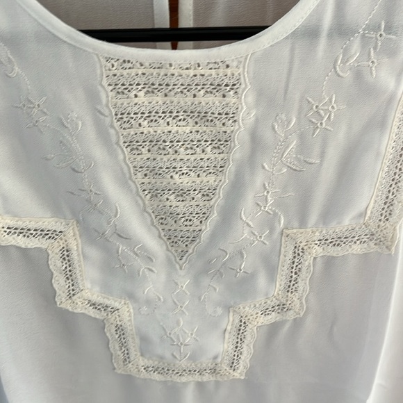 Hem & Thread Women’s Ivory Sleeveless Blouse With Lace Size Large NWT - Picture 3 of 9